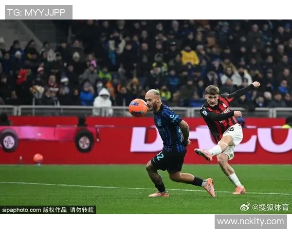 英超激战AC米兰逆转国米精彩瞬间引爆全场热情